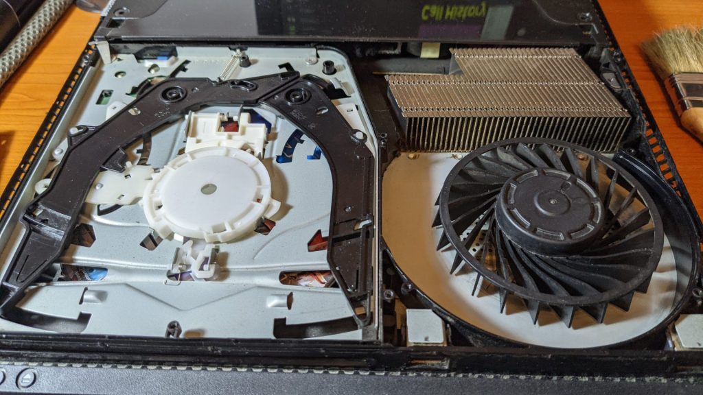 Consola gaming inainte de curatare – praf acumulat
