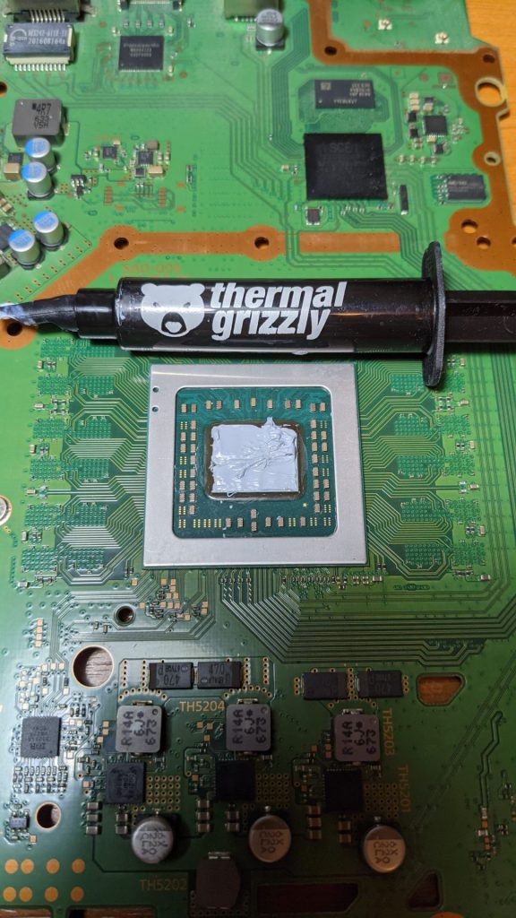 Proces demontare consola gaming pentru curatare